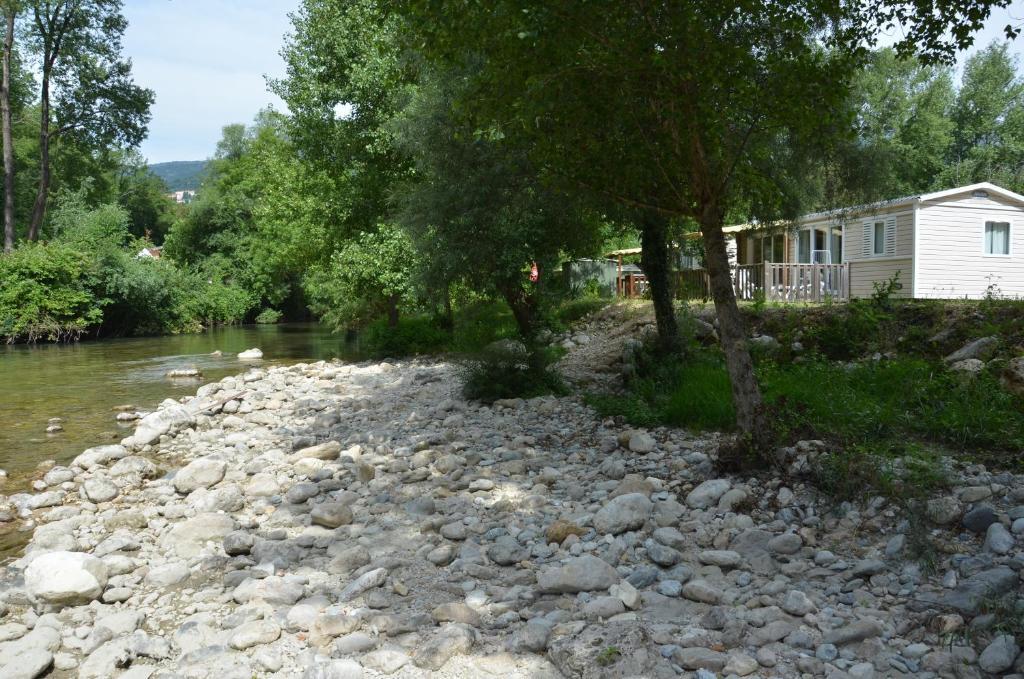 Les Rives Du Loup Hotel Турет-сюр-Лу Екстериор снимка